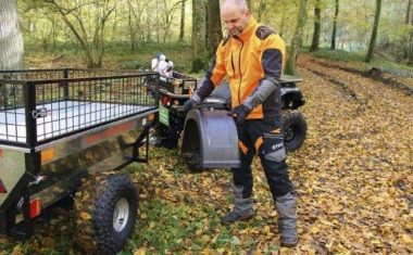 Bei Bedarf lassen sich die Kotflügel des Anhängers abnehmen. Hierzu müssen vier 13er-Schrauben gelöst werden. Wünschenswert wäre ein Stecksystem ohne Schrauben, die im Wald oft verlorengehen. 